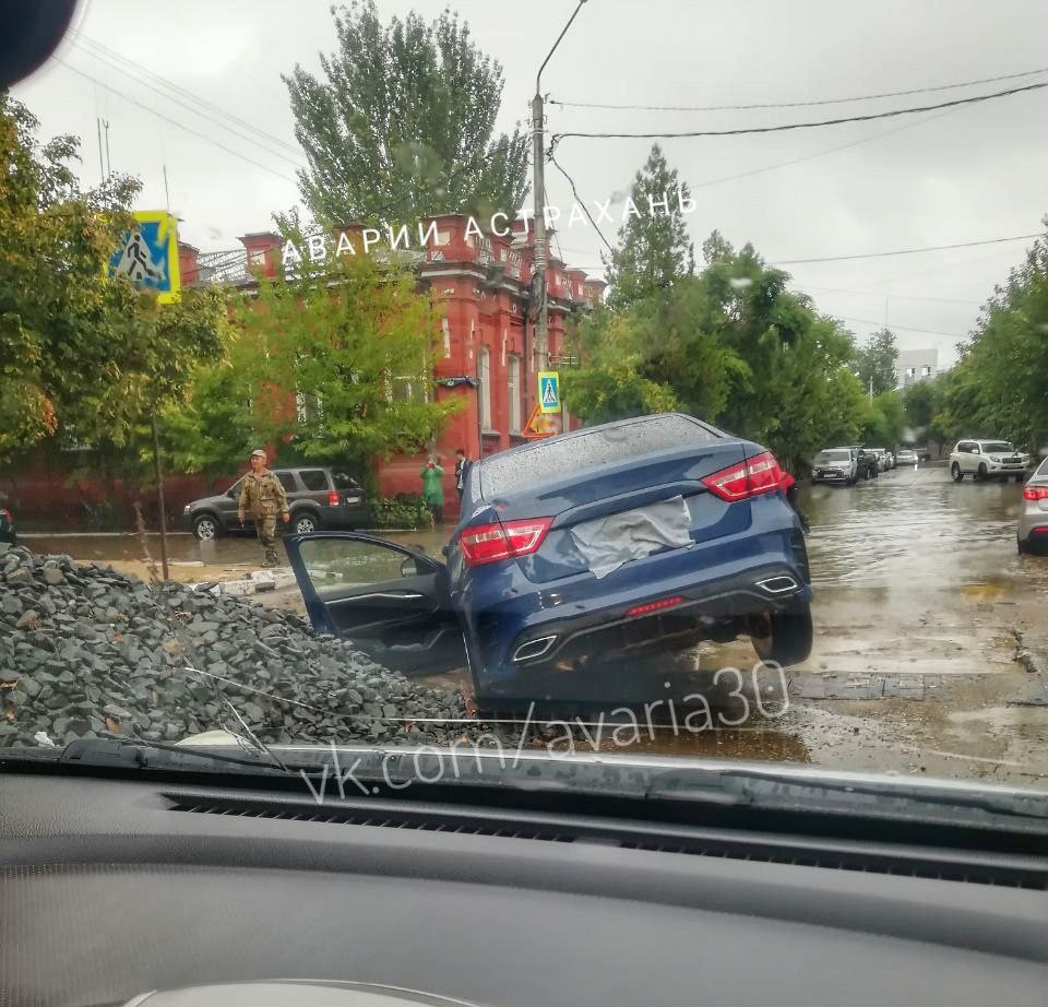 В центре Астрахани после дождя машина провалилась в яму в асфальте |  Астрахань.Ру