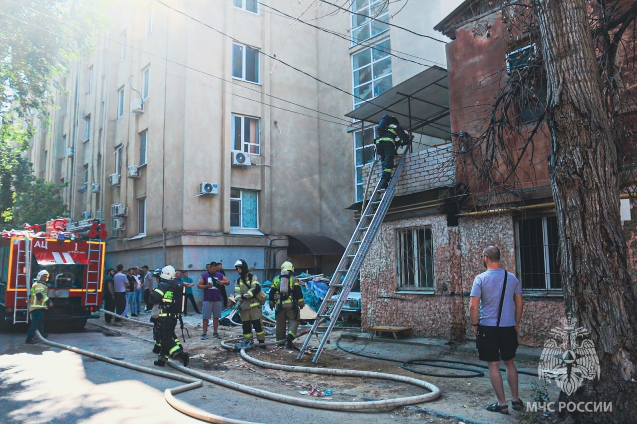 В Астрахани пожарные спасли подростка из горящего дома | Астрахань.Ру